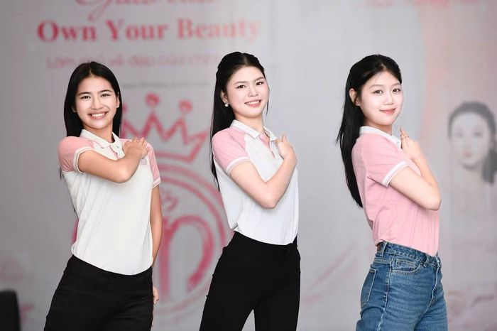Sau những ngày tập luyện catwalk, kỹ năng giao tiếp, trình diễn áo dài, áo tắm, thí sinh tiếp tục làm quen với thử thách mới đòi hỏi sự mềm mại, khả năng cảm thụ âm nhạc và phối hợp đồng đội.