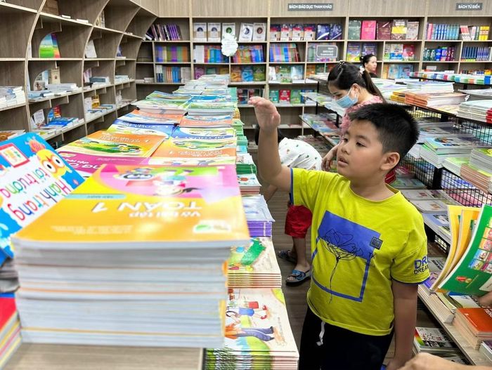 Từ năm học 2026 - 2027, cả nước dùng chung một bộ sách giáo khoa thống nhất. (ảnh: Hà Linh)
