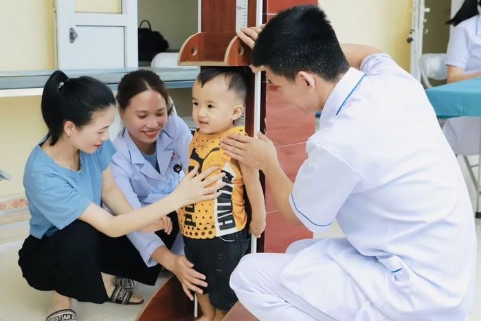 Tại mỗi điểm Chuyến xe dinh dưỡng đến, thiếu nhi và người dân sẽ được đo các chỉ số cơ thể bằng thiết bị chuyên dụng, tư vấn trực tiếp về chế độ dinh dưỡng và luyện tập bởi đội ngũ chuyên gia, bác sĩ.