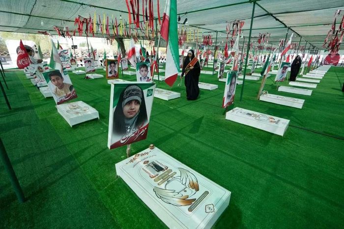 Nghĩa trang dành cho các học sinh thiệt mạng trong cuộc không kích ngày 28/2. (Ảnh: Reuters)
