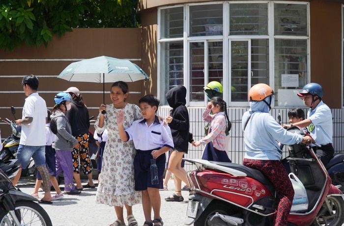 Sau quá trình sắp xếp lại mạng lưới trường lớp, trường tiểu học Nguyễn Văn Trỗi đang khẩn trương hoàn thiện tư cách pháp nhân, đồng thời đồng bộ hệ thống cơ sở vật chất giữa các cơ sở nhằm đảm bảo an toàn cho học sinh nên tạm dừng tổ chức bán trú.