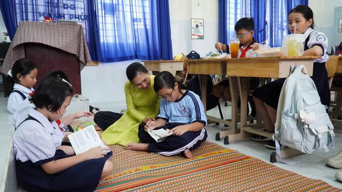 Trưa 7/9, với những học sinh nhà xa và không có người đưa đón, cô Kiều Thị Thu Hà, GVCN lớp 4/1 hỗ trợ cho các bé ăn trưa và nghỉ ngơi tại lớp.