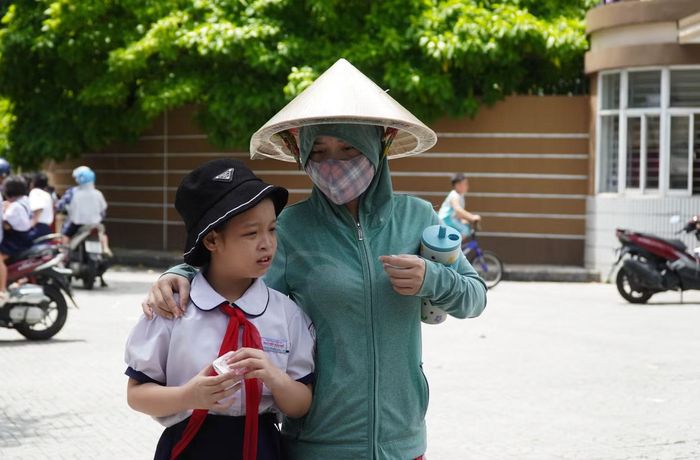 Thông báo của Trường Tiểu học Nguyễn Văn Trỗi gửi phụ huynh học sinh nêu rõ: "Nhà trường vô cùng chia sẻ với những khó khăn, bất tiện của gia đình khi phải sắp xếp việc đưa đón và nghỉ trưa cho các con. Tuy nhiên, vì sự an toàn của học sinh, nhà trường rất mong nhận được sự thông cảm và đồng hành của quý cha mẹ học sinh”,