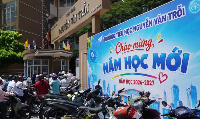 Anh Huỳnh Anh Tú ( phường Khánh Hội) cho biết con gái học lớp 1, còn nhiều bỡ ngỡ nên anh muốn đến sớm hơn để dễ tìm con. “Vất vả chứ. Trời thì nắng, con còn nhỏ. Mình là người lớn thì có thể chịu được chứ trẻ con mà đứng nắng một chút là dễ ốm. Tranh thủ đưa con về nhà sớm rồi chiều chở con đi học tiếp. Ngày mai sẽ đến lượt bà nội "thay ca" đưa đi đón về” – anh Tú thở dài.