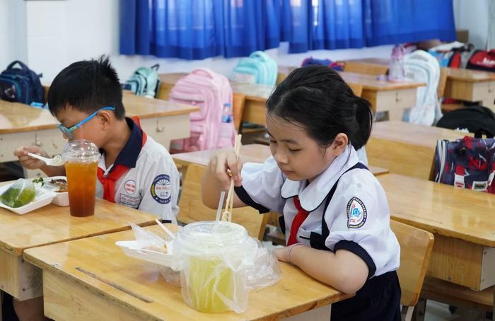 Tương tự, cách đó không xa, trường Tiểu học Đặng Trần Côn (phường Vĩnh Hội, TPHCM) cũng chưa thể tổ chức bán trú cho học sinh trong tuần này. Lý do là trường vẫn một số hạng mục cơ sở vật chất đang trong quá trình sửa chữa, hoàn thiện.
