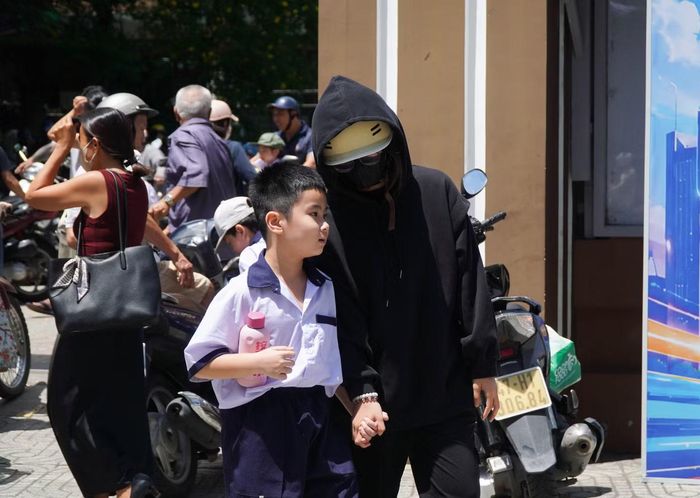 Mặc dù nhà trường đã có thông báo trước nhưng do khoảng cách về nhà xa và không thuận tiện nên anh Bùi Hữu Mạnh quyết định đưa con về công ty để nghỉ trưa. “Tôi phải báo với công ty để mọi người thông cảm, cho buổi sáng tan làm sớm một chút, buổi chiều thì xin vào trễ một chút. Hy vọng trong tuần này nhà trường có thể sắp xếp bán trú để gia đình đỡ “xoay ca” đi làm”, anh Mạnh bày tỏ.