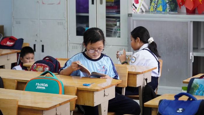 Trao đổi với phóng viên, cô Phạm Thúy Hà, Hiệu trưởng Trường Tiểu học Đặng Trần Côn cho biết nhà trường đang gấp rút thi công. Trong giai đoạn này, nhà trường rất mong nhận được sự thông cảm và đồng hành từ phía phụ huynh. “Trong tuần này, học sinh các lớp học buổi sáng, học sinh lớp 3 sẽ có 1 buổi học buổi chiều, học sinh lớp 4 và lớp 5 sẽ học 2 buổi chiều, đảm bảo đủ các tiết trong chương trình Giáo dục phổ thông 2018”, cô Hà thông tin thêm.