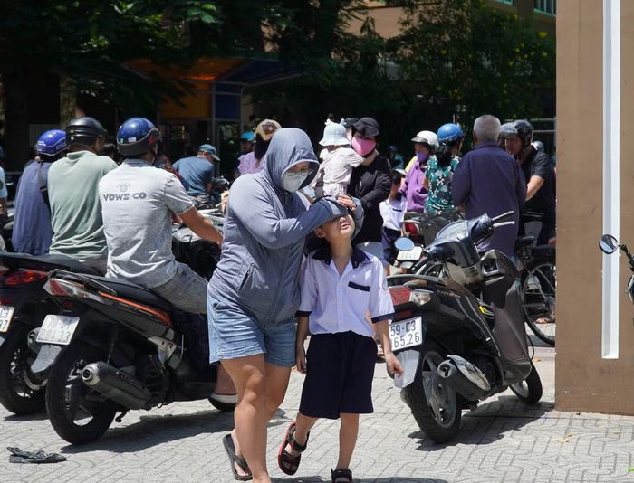 Trời nắng gắt, phụ huynh nhanh chóng đón con về nhà nghỉ ngơi