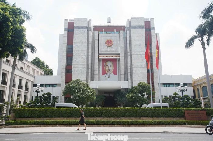 Trụ sở UBND TP Hà Nội bên hồ Hoàn Kiếm.