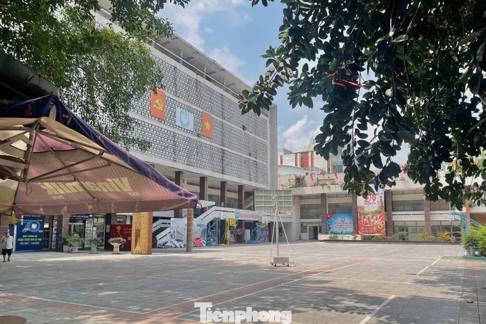 Ngay sát trụ sở HĐND TP Hà Nội là Cung Thiếu nhi Hà Nội và Rạp Khăn Quàng Đỏ.