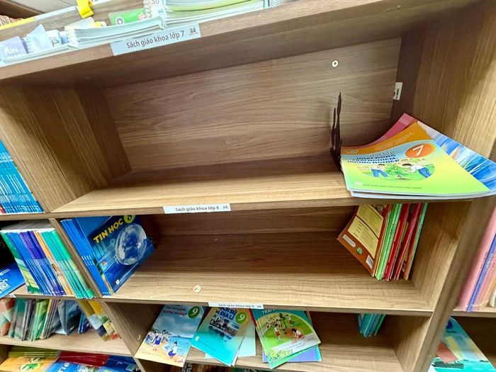 Tại Hà Nội, trước lễ khai giảng năm học mới, phụ huynh cũng chật vật tìm mua sách giáo khoa cho con. Các kệ sách rỗng khiến phụ huynh phải đi gom nhiều nơi mới đủ bộ.