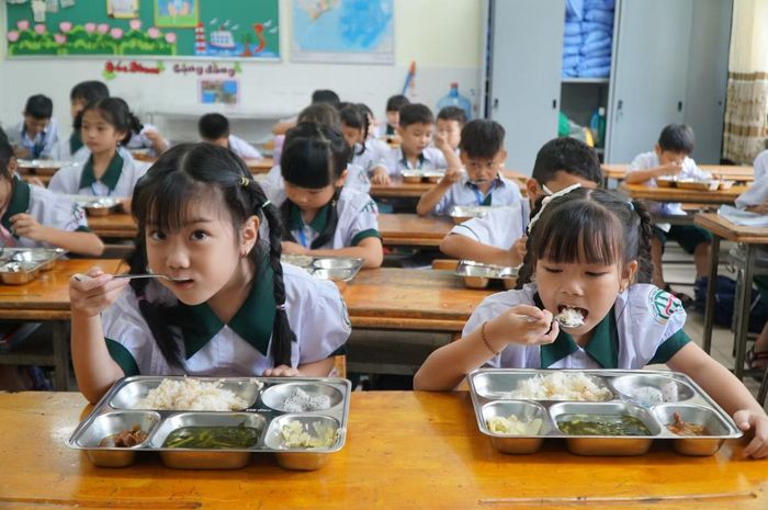  Trong khi đó, không phải trường nào tại TPHCM cũng có thể tổ chức bán trú ngay trong những ngày đầu năm học. Trưa 7/9, nhiều trường tiểu học, THCS chưa tổ chức bán trú, khiến hàng ngàn phụ huynh phải tạm gác công việc để đón con giữa trưa. Một số tuyến đường trước cổng trường xảy ra ùn ứ do lượng phụ huynh tập trung đông. 