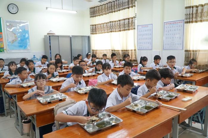 Nhà trường thực hiện việc giám sát hoạt động từ khâu sơ chế đến việc tổ chức giờ ăn tự phục vụ cho học sinh bán trú.