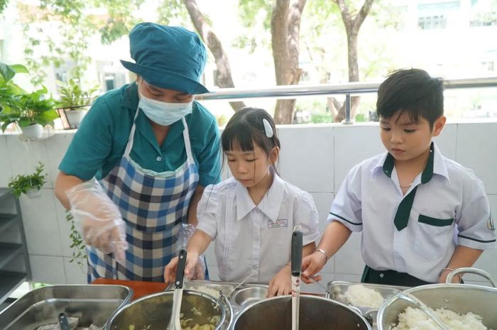  Theo bà Nguyễn Thị Minh Nguyệt, Hiệu trưởng Trường Tiểu học Hiệp Tân, sau sáp nhập, quy mô trường lớn hơn, lại có hai điểm trường nên phương án tổ chức bếp ăn cũng được điều chỉnh. 