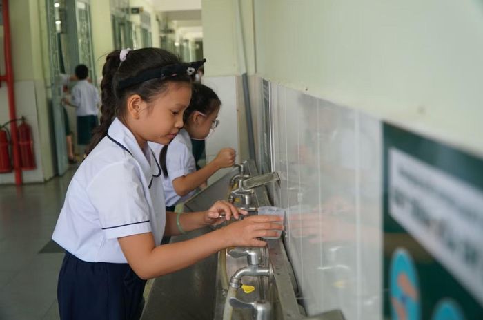 Theo các trường, một trong những nguyên nhân là chưa hoàn tất các điều kiện pháp lý để ký hợp đồng với đơn vị cung cấp thực phẩm, dịch vụ phục vụ bếp ăn bán trú. Sau sáp nhập, các trường phải thực hiện nhiều thủ tục mới, trong đó có cấp đổi con dấu. Theo Sở Giáo dục và Đào tạo TPHCM, việc cấp đổi con dấu mới đang quá tải cục bộ do số lượng đơn vị thực hiện thủ tục lớn. Hiện 776 đơn vị được cấp con dấu mới, đạt khoảng 52%. 