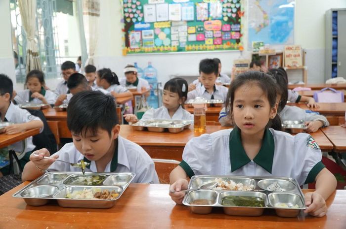  Nhà trường đăng tải thực đơn, hình ảnh thực phẩm tiếp phẩm hằng ngày và suất ăn mẫu. Phụ huynh cũng có thể đến giám sát hoạt động bếp ăn tại trường. Mức tiền ăn bán trú được tính là 39.000 đồng/học sinh. Theo nhà trường, khoản này không chỉ dành cho thực phẩm của bữa chính mà còn gồm bữa ăn xế và các chi phí phục vụ tổ chức bữa ăn. 