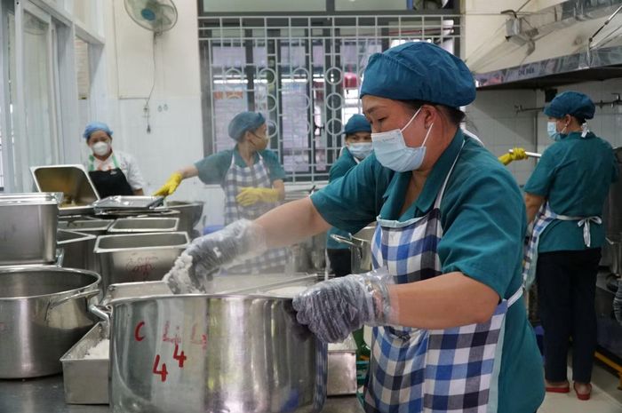  Tại Trường Tiểu học Hiệp Tân (phường Phú Thạnh), hơn 1.300 suất ăn được chuẩn bị cho học sinh tại 2 điểm trường. Ngay từ sáng sớm, khi học sinh bắt đầu vào lớp, khu bếp của trường đã hoạt động. Nhân sự phụ trách bếp tiếp nhận thực phẩm, kiểm tra, sơ chế và chế biến các món ăn theo thực đơn trong ngày. 