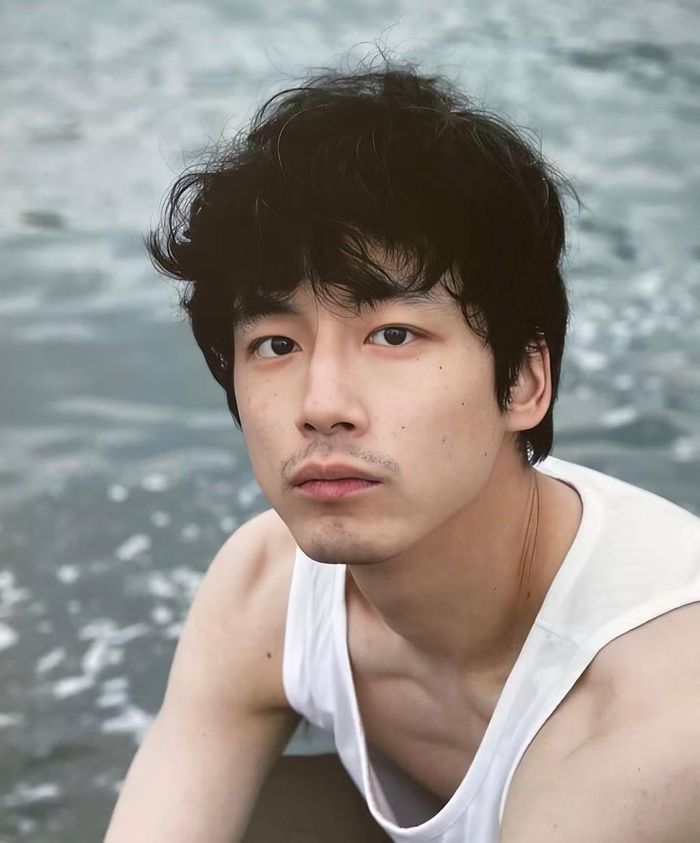 Sakaguchi Kentaro bắt đầu sự nghiệp với vai trò người mẫu từ năm 19 tuổi nhờ gương mặt điển trai và chiều cao 1,83 m. Anh ký hợp đồng 7 năm với tư cách người mẫu độc quyền cho tạp chí thời trang MEN'S NON-NO, trở thành gương mặt quen thuộc trên các sàn diễn thời trang.