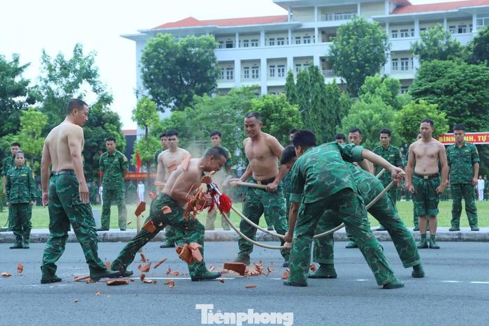Những màn khí công thượng thừa là minh chứng cho sự khổ luyện bền bỉ của các chiến binh Biên phòng.