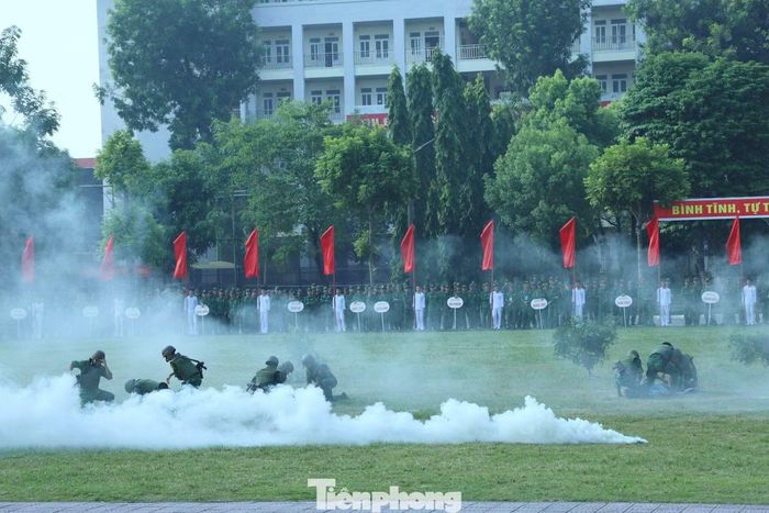 Biểu diễn nội dung đánh bắt tội phạm có sử dụng chó nghiệp vụ.