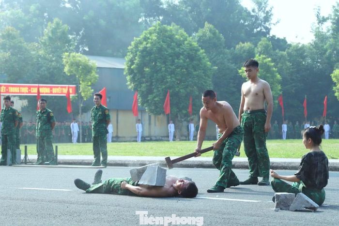 Các giảng viên, học viên Học viện Biên phòng biểu diễn khí công.
