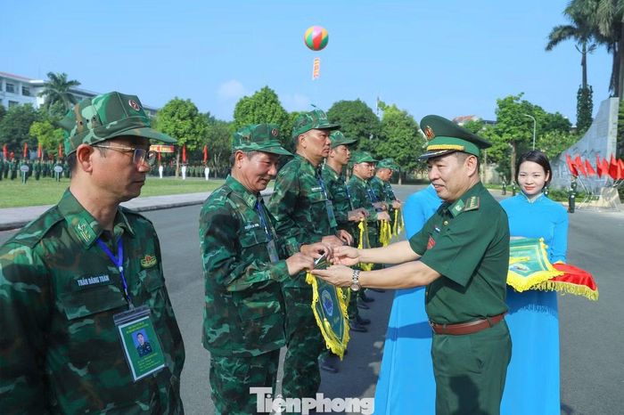 Lãnh đạo Bộ Tư lệnh và Cục Chính trị Bộ đội Biên phòng trao cờ lưu niệm tặng các đội tham gia hội thao.