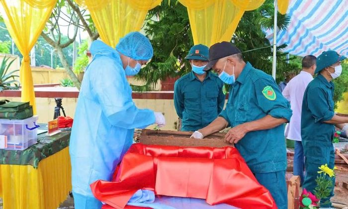 Cơ quan chức năng khai quật, lấy mẫu hài cốt liệt sĩ đối với các ngôi mộ chưa xác định được thông tin tại xã Phú Bình.