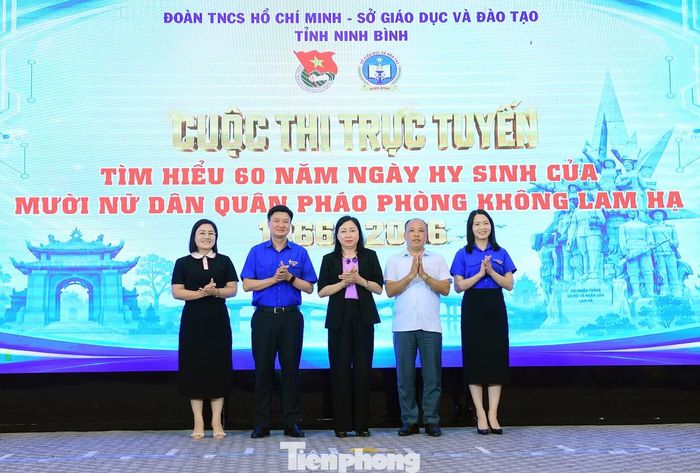 Đại biểu thực hiện nghi thức phát động cuộc thi. Ảnh: Xuân Tùng