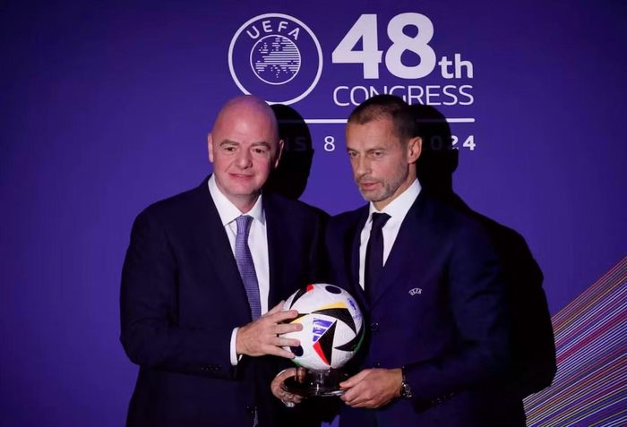 Infantino và Ceferin (chủ tịch UEFA) đang đối đầu trực diện.