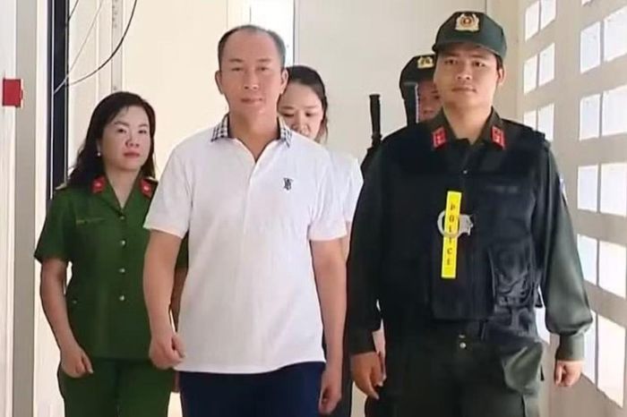 Nguyễn Đình Chung (áo trắng) tại cơ quan điều tra.
