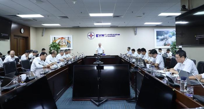 Phó Tổng giám đốc EVN Phạm Hồng Phương chủ trì cuộc họp về tình hình triển khai các công trình lưới điện trọng điểm khu vực miền Bắc, sáng 13/7 tại Hà Nội