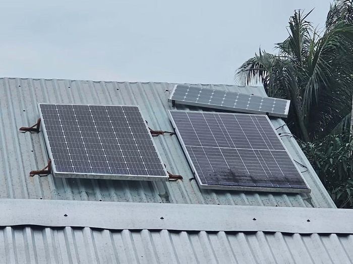 Pin năng lượng lắp trên mái nhà người dân cồn Hô. Ảnh: Hòa Hội.