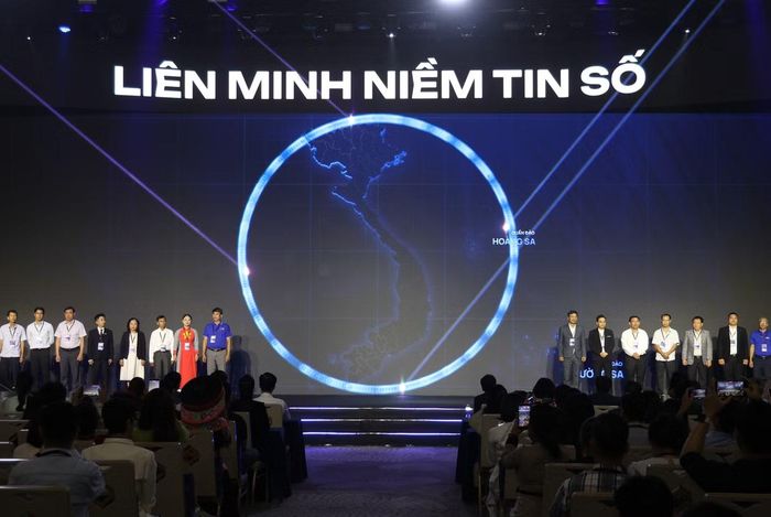 Dịp này, mạng lưới Câu lạc bộ Niềm tin số tại 34 tỉnh, thành trên cả nước đã chính thức ra mắt. Ảnh: Ngô Tùng