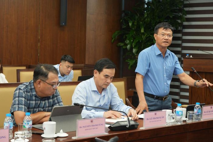 Thành viên HĐTV TKV Lê Quang Dũng phát biểu tại cuộc họp.