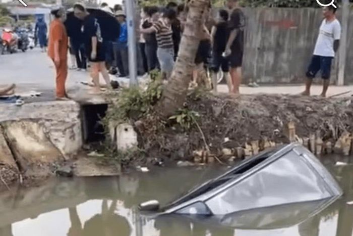 Cơ quan chức năng đang làm rõ vụ ô tô lao xuống mương nước khiến 5 người thương vong.