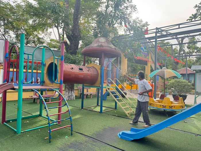 Xịt thuốc khử khuẩn tại khuôn viên trường học.