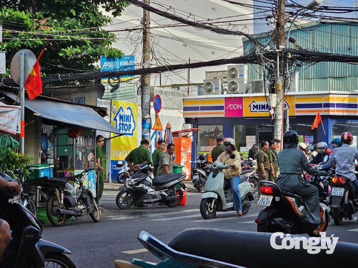 Công an có mặt phong tỏa hiện trường vụ cháy.