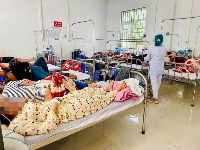 Các bệnh nhân điều trị ở trung tâm y tế.