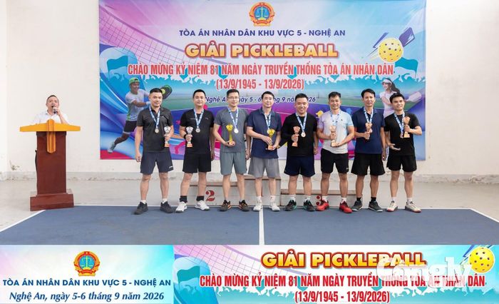 Ban Tổ chức đã trao các phần thưởng cho những cặp vận động viên đạt thành tích cao.