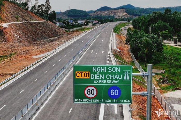 Một số tuyến cao tốc 4 làn chưa có làn dừng khẩn cấp liên tục, tiềm ẩn nguy cơ ùn tắc khi phương tiện gặp sự cố. Ảnh: Hoàng Hà
