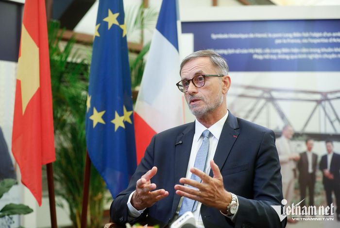 Đại sứ Pháp Olivier Brochet chia sẻ ông chuẩn bị kết thúc nhiệm kỳ với nhiều ấn tượng sâu đậm về đất nước và con người Việt Nam. Ông đặc biệt ấn tượng với sự chân tình, sự cởi mở và nụ cười của người dân Việt Nam.