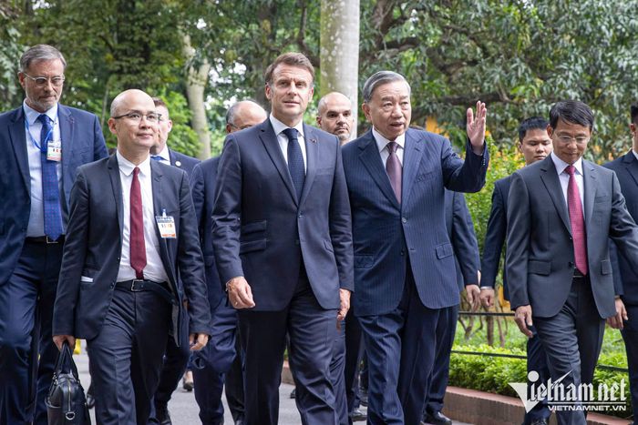 Tổng Bí thư, Chủ tịch nước Tô Lâm cùng Tổng thống Pháp Emmanuel Macron tham quan Khu di tích Chủ tịch Hồ Chí Minh tại Phủ Chủ tịch hồi tháng 5/2025