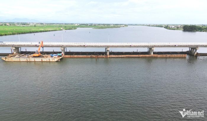 Đập Thảo Long dài 575m, gồm 15 khoang cửa van đóng mở bằng hệ thống xi lanh thủy lực, điều khiển tự động từ xa. Công trình có âu thuyền phục vụ tàu thuyền qua lại, phía trên là cầu rộng 10m với hai làn xe. Ảnh: Thảo Anh.