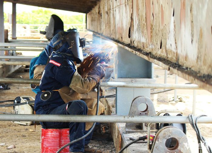 Công nhân chia nhiều mũi khẩn trương triển khai các hạng mục khi mùa mưa bão đến gần.