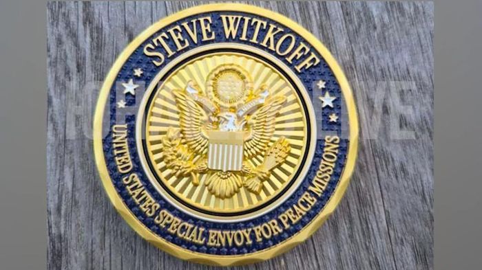 Đồng xu mà đặc phái viên Mỹ Steve Witkoff mang tới Nga. Ảnh: RIA