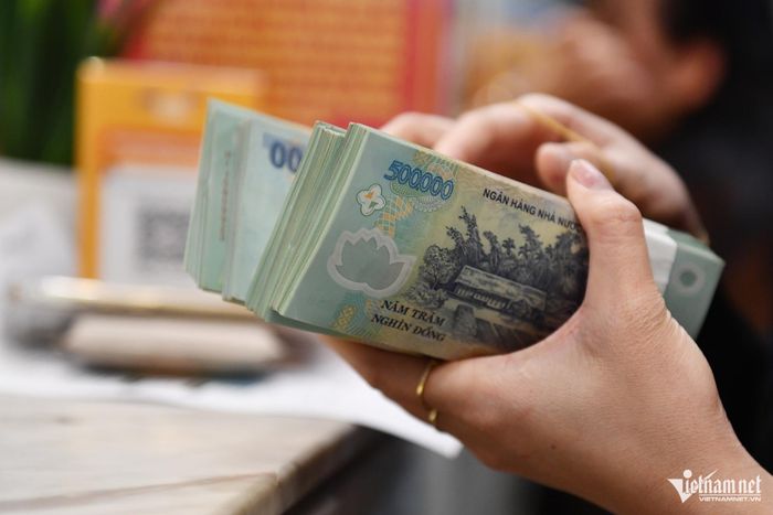 Ngay cả khi cá nhân chỉ đứng tên hộ thì cơ quan nhà nước vẫn xác định nghĩa vụ pháp lý đối với đúng cá nhân đứng tên trên giấy phép. Ảnh: Nam Khánh