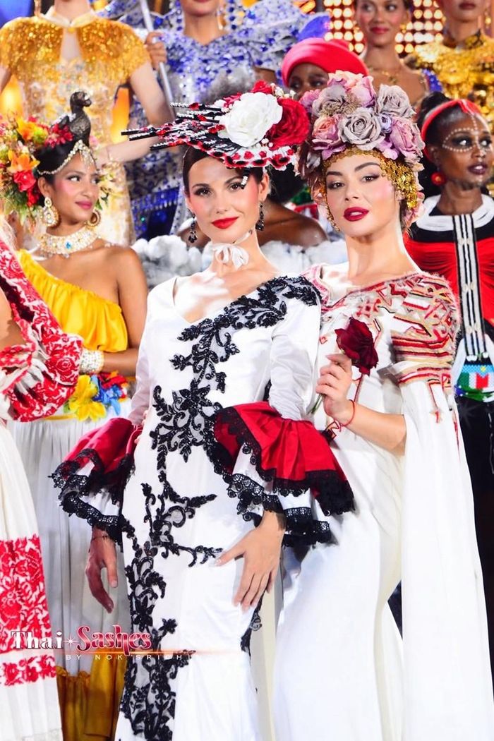 Elisabeth Reynés bên Chủ tịch Miss World Julia Morley và hòa đồng bên các thí sinh.