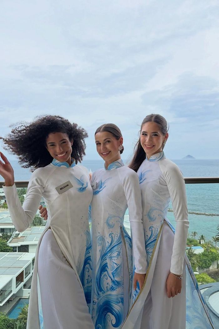 Elisabeth Reynés nền nã trong tà áo dài Việt Nam.
