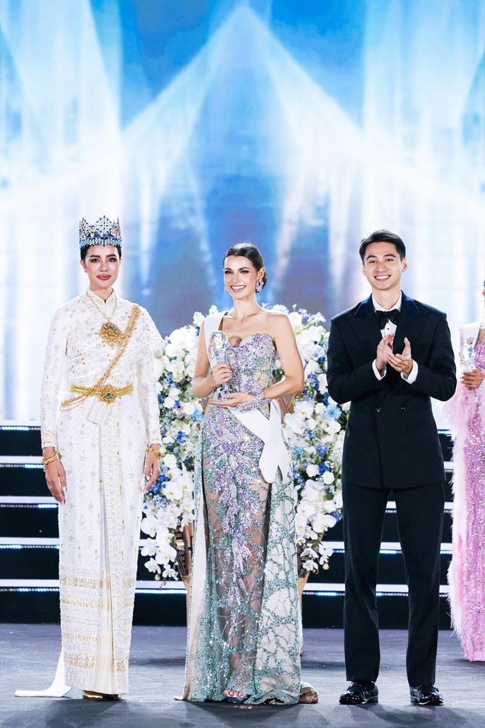 Người đẹp Tây Ban Nha chiến thắng vị trí á hậu 1 dù sở hữu ngoại hình khá nhỏ nhắn trong top 6.