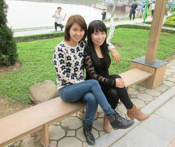 Chị Nguyệt (bên trái) và chị gái của mình thời còn trẻ 
